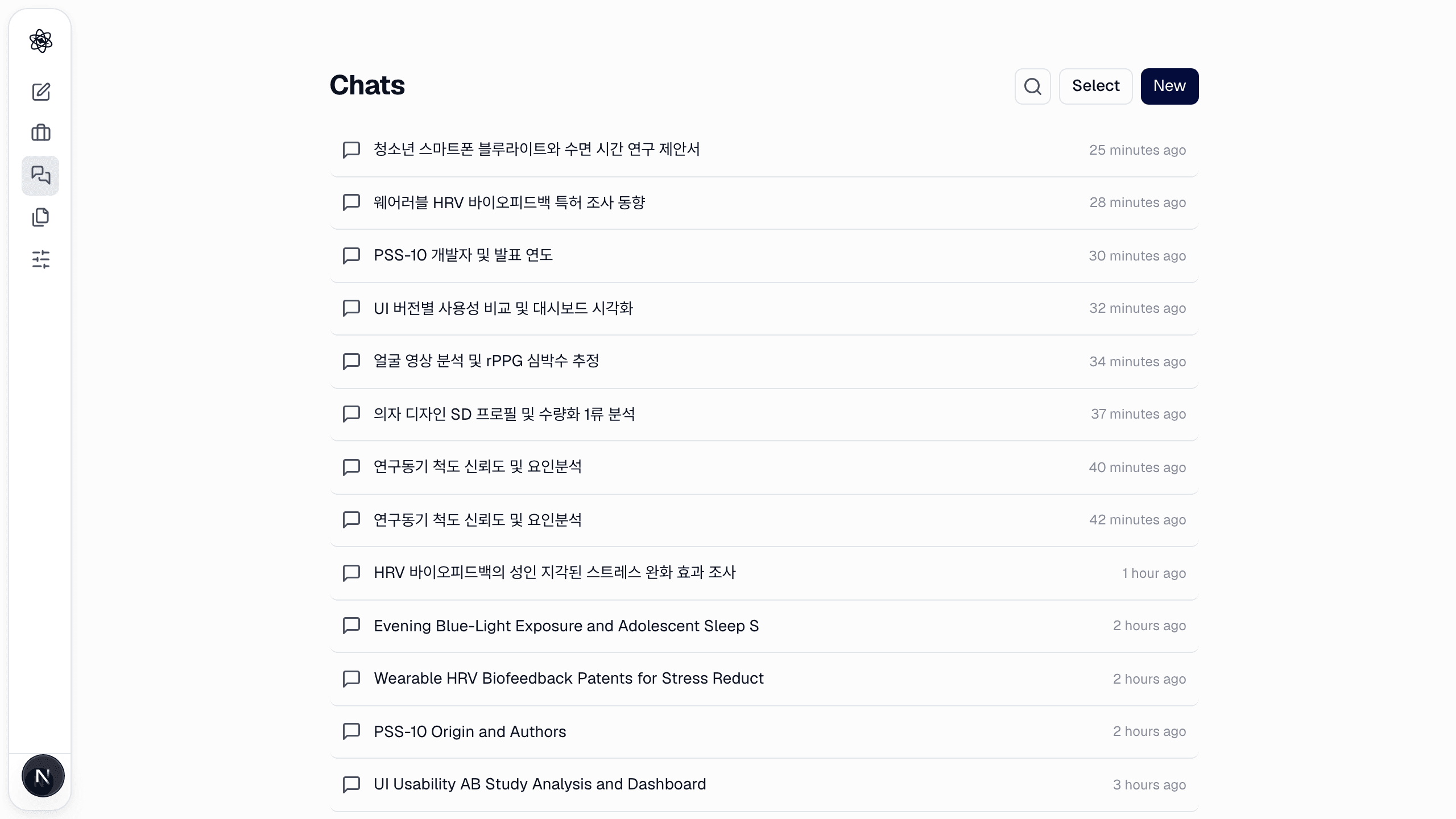 작업공간: 채팅·프로젝트·아티팩트·커스터마이즈가 있는 사이드바와 가운데의 채팅 목록.